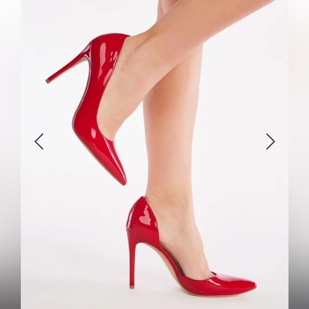 Annakay Pointed Toe Pump​​​​​​​